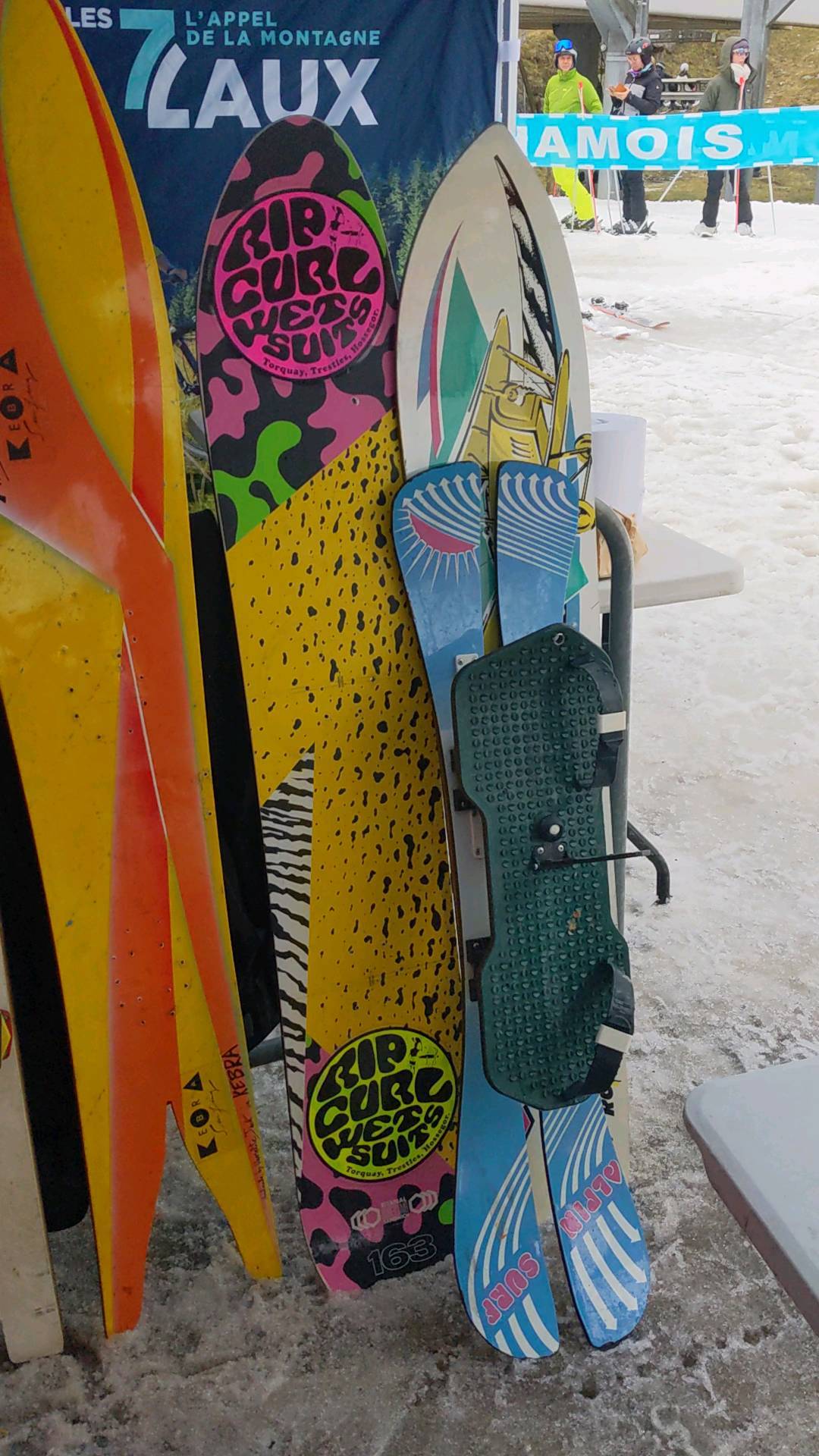Publication Instagram du 19 mars 2023 : Exceptional exhibition of historical snowboards at the REVIVAL! Don't miss an episode! Be there or be square!…