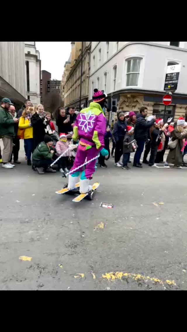 Publication Instagram du 21 décembre 2024 : Manchester knows how to have fun! Even without snow.#80sfashion #80s #lookgoodfeelgood #ski