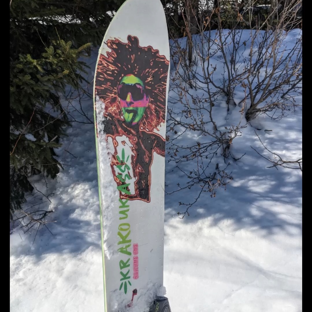 Publication Instagram du 31 décembre 2024 : Shredding the piste in @les7laux with @silicone.one Team Rider Jimmy Franchini 🥳 #monoski #monoskiingisntdead…