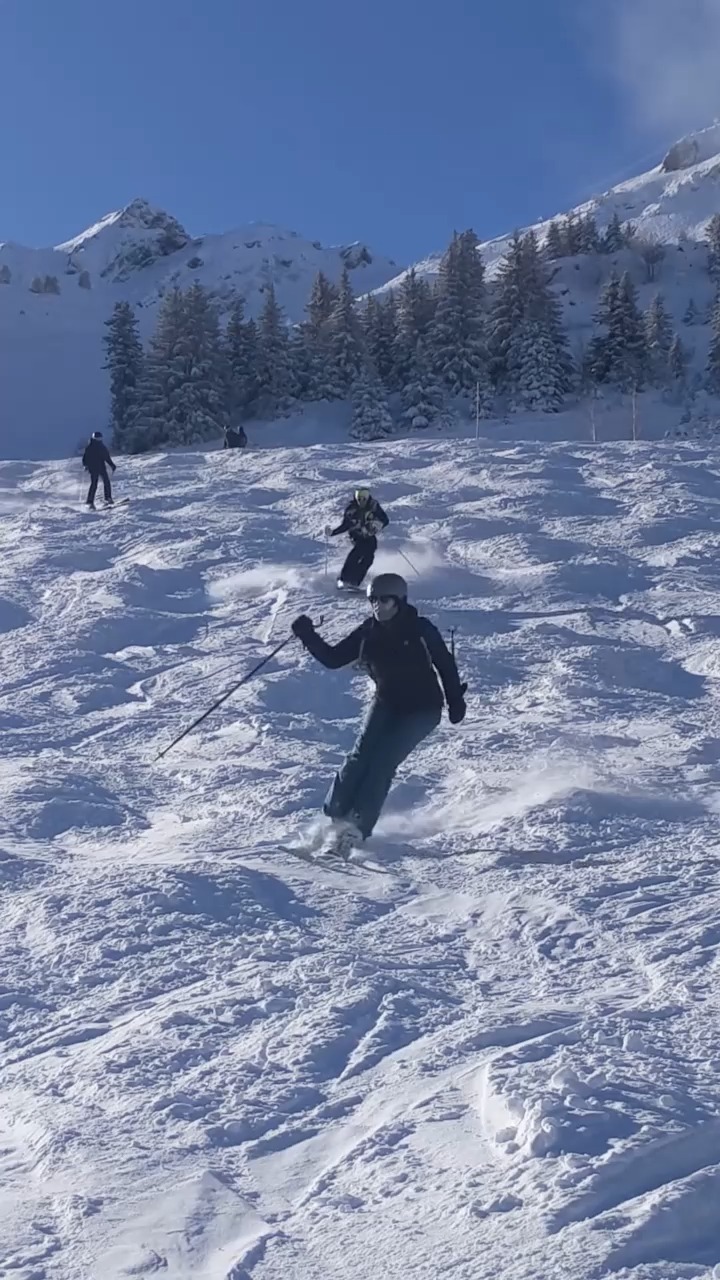 Publication Instagram du 25 décembre 2024 : Xmas Mogul Run under perfect snow conditions in @les7laux ! Happy Christmas to all of you !! #monoski #monoski…