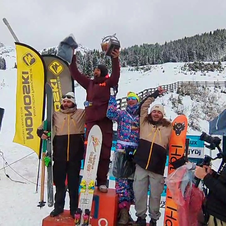 Publication Instagram du 27 janvier 2025 : Monoski Trophy men overall podium (race +style): 1. Jimmy Franchini 2. David Engel 3. Konrad Krug + Timothé En…