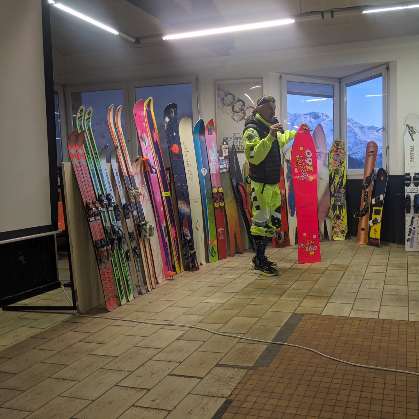 Publication Instagram du 2 mars 2025 : Retro riding exposition @lecolletdallevard . The history of fun in the snow! #monoski #monoskiingisntdead #mon… (photo 1 sur 2)