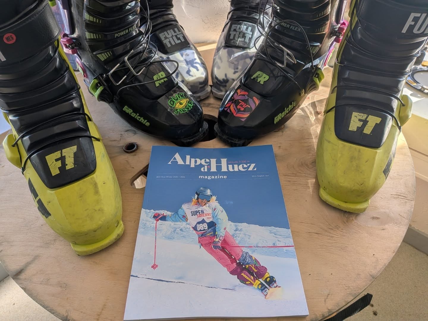 Publication Instagram du 26 décembre 2025 : Make a friend tonight, sleep with a @silicone.one Teamrider! #monoski #monoskirevival #monoskier #makemonoskig… (photo 1 sur 2)