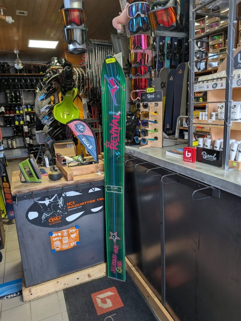 Publication Instagram du 24 décembre 2025 : The new @silicone.one mono's arrived in @les7laux ! Available @chez.victor.les.airelles and Barry Sport! Merry… (photo 2 sur 2)