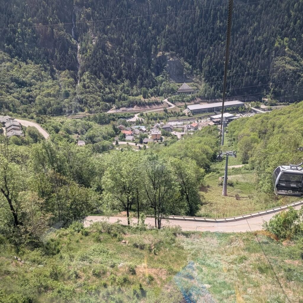 Publication Instagram du 2 mai 2026 : End of the season run in perfect spring snow will be magnificent ⛷️☀️ (photo 2 sur 2)