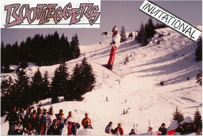 Banderole « Bootleggers Invitational » tendue au-dessus d'une piste enneigée, spectateurs massés en contrebas, années 80