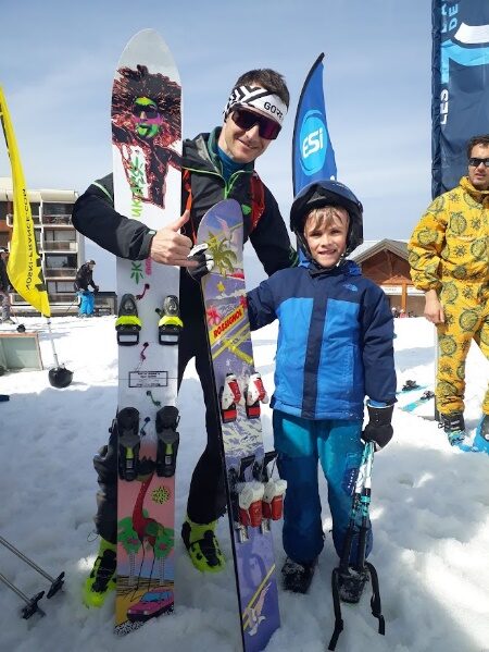 Un adulte et un enfant côte à côte, chacun avec son monoski, pendant le Mono Circus