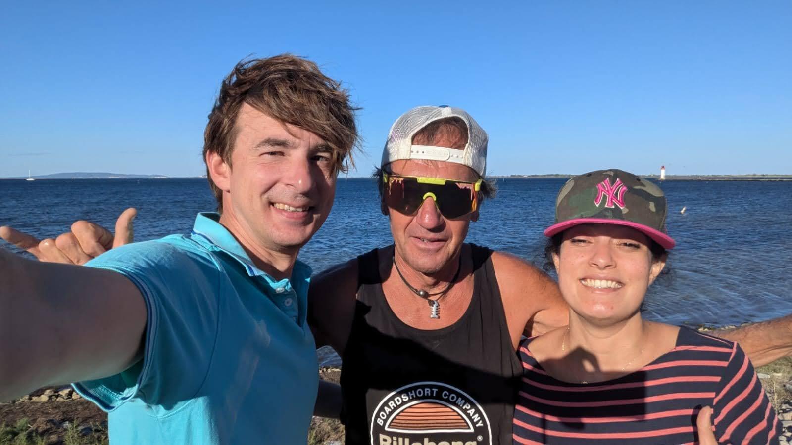Trois membres de l’association posent au bord de l’eau
