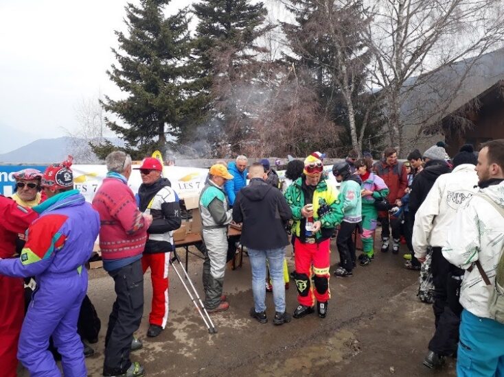 Public rassemblé autour du barbecue géant du Revival, fumée et combinaisons colorées