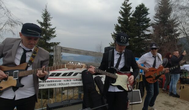 Groupe de musiciens en costume jouant en plein air pendant le Revival