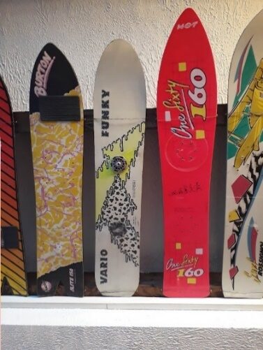 Monoskis de collection alignés contre un mur, décors des années 80