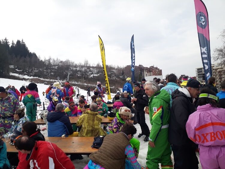 Front de neige animé pendant le Revival : tables, oriflammes et public en tenues colorées