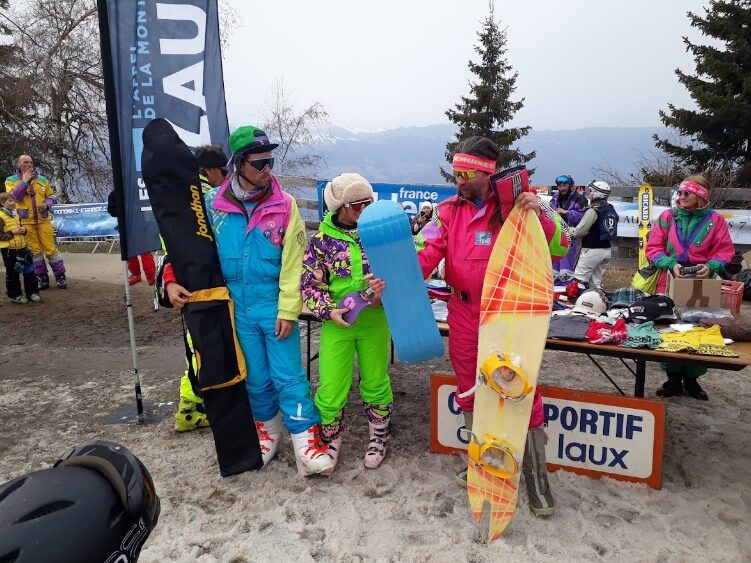 Riders et leurs planches devant le stand du Revival, tables et oriflammes