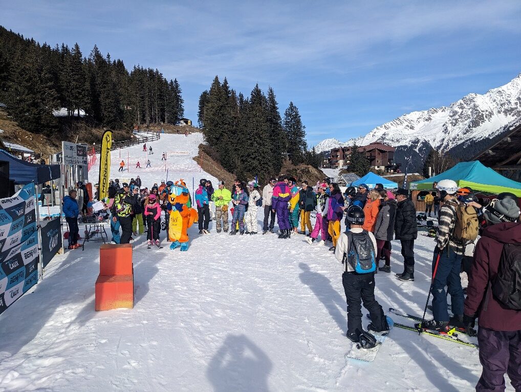 Front de neige pendant le Monoski Trophy, public et barnums le long de la piste
