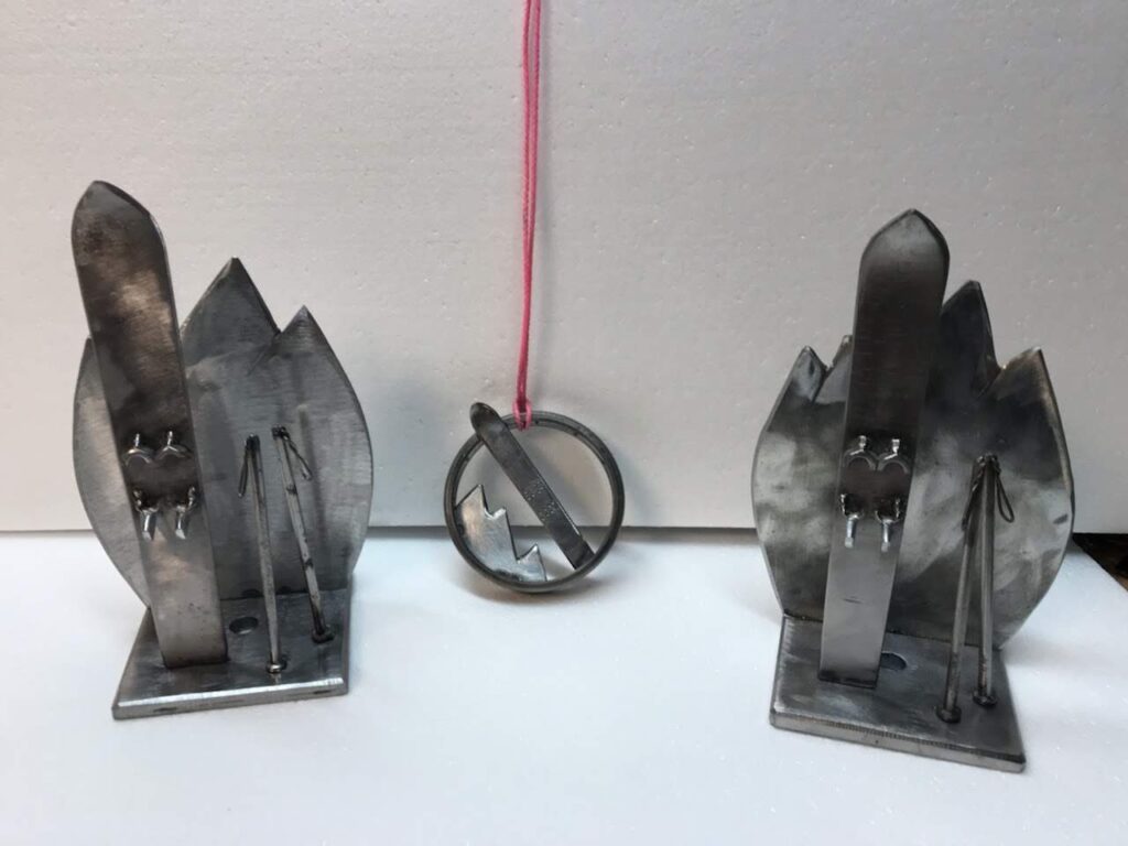 Trophées du Monoski Trophy découpés dans le métal en forme de sommets